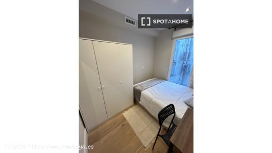 Alquiler de habitaciones en apartamento de 6 dormitorios en Centro - MADRID