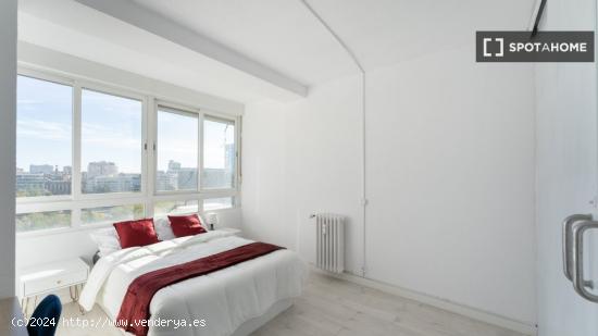 Se alquilan habitaciones en apartamento de 6 dormitorios en Tetuán - MADRID