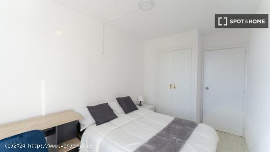 Se alquilan habitaciones en apartamento de 6 dormitorios en Tetuán - MADRID