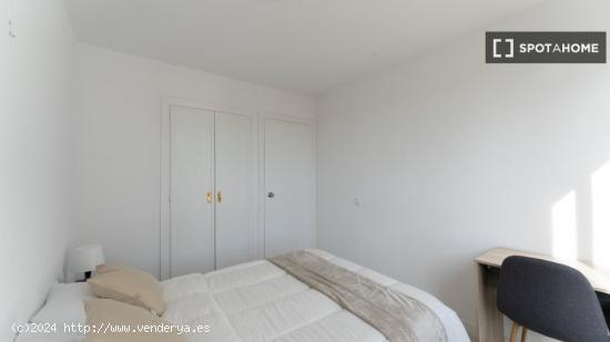 Se alquilan habitaciones en apartamento de 6 dormitorios en Tetuán - MADRID