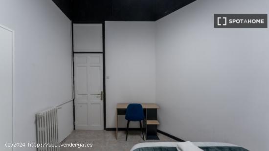 Se alquilan habitaciones en apartamento de 11 habitaciones en Centro - MADRID
