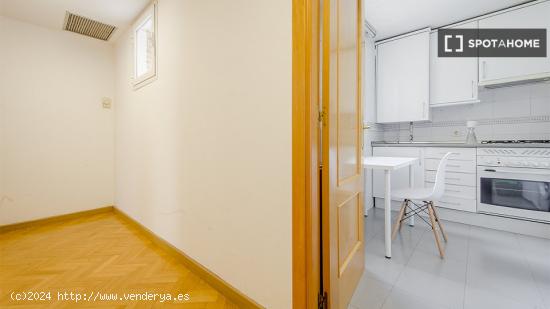 Alquiler de habitaciones en apartamento de 4 dormitorios en Atocha - MADRID