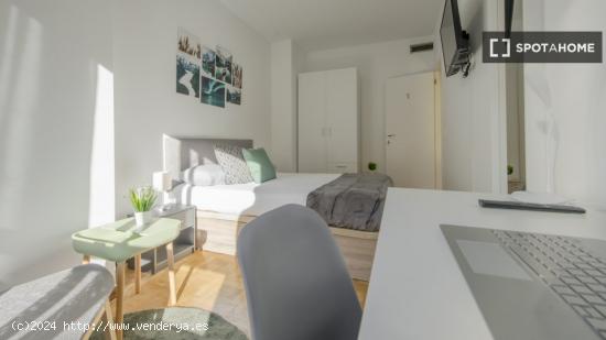 Se alquilan habitaciones en piso de 9 habitaciones en Tetuán - MADRID