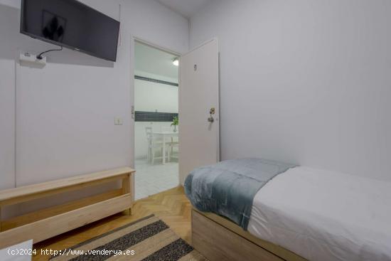 Se alquilan habitaciones en piso de 9 habitaciones en Tetuán - MADRID 
