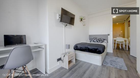 Se alquilan habitaciones en apartamento de 5 dormitorios en Tetuán - MADRID