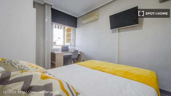 Se alquilan habitaciones en apartamento de 5 dormitorios en Tetuán - MADRID