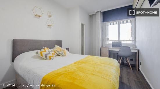 Se alquilan habitaciones en apartamento de 5 dormitorios en Tetuán - MADRID