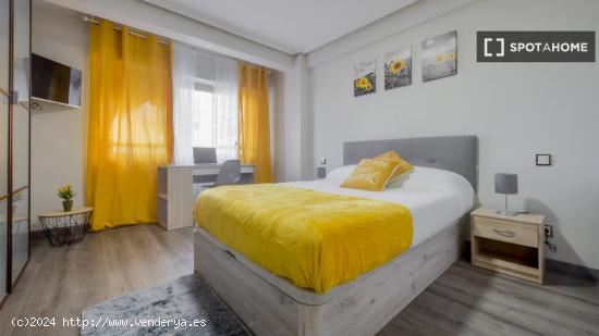 Se alquilan habitaciones en apartamento de 5 dormitorios en Tetuán - MADRID