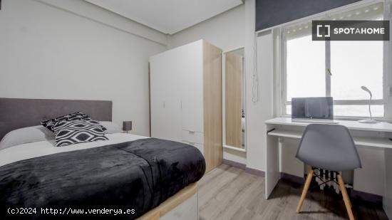 Se alquilan habitaciones en apartamento de 5 dormitorios en Tetuán - MADRID