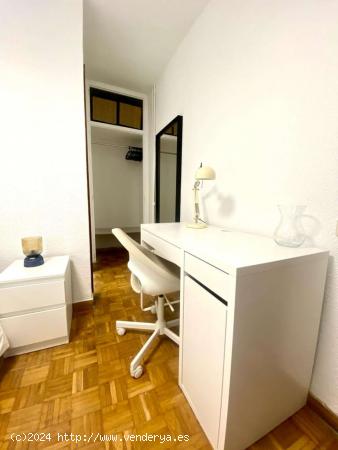  Se alquilan habitaciones en piso de 6 habitaciones en Castilla - MADRID 