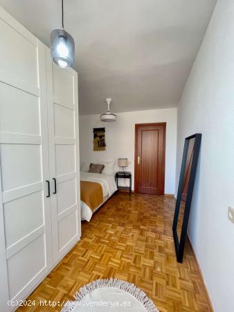  Se alquilan habitaciones en piso de 6 habitaciones en Castilla - MADRID 