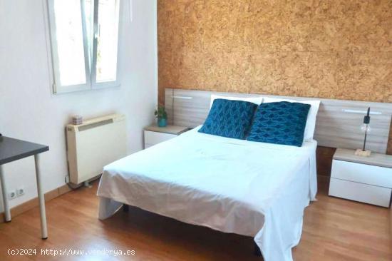  Se alquilan habitaciones en piso de 3 habitaciones en Castilla - MADRID 
