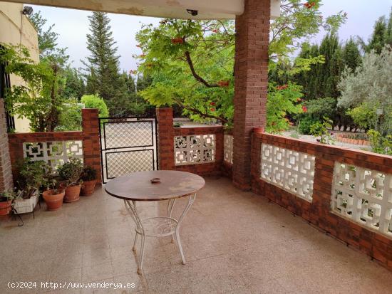 CHALET CON PISCINA MUY CERCA DEL CASCO URBANO - ALBACETE