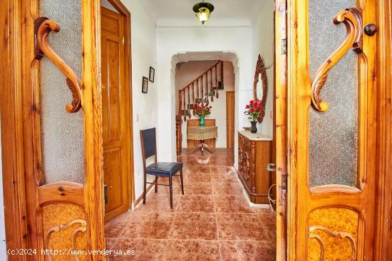 Se vende casa con estilo vintage - ALMERIA