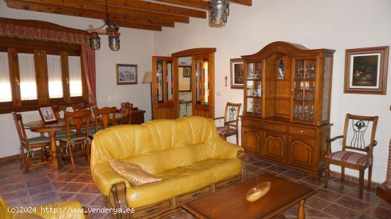 Espectacular chalet con terrazas y buhardilla en Pinoso - ALICANTE