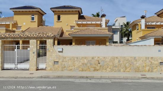 Villa independiente exclusiva con gran parcela y piscina en La Zenia - ALICANTE