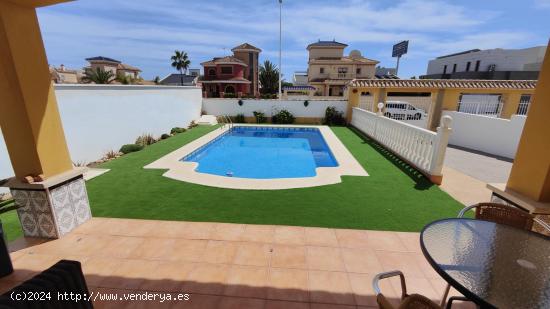 Villa independiente exclusiva con gran parcela y piscina en La Zenia - ALICANTE