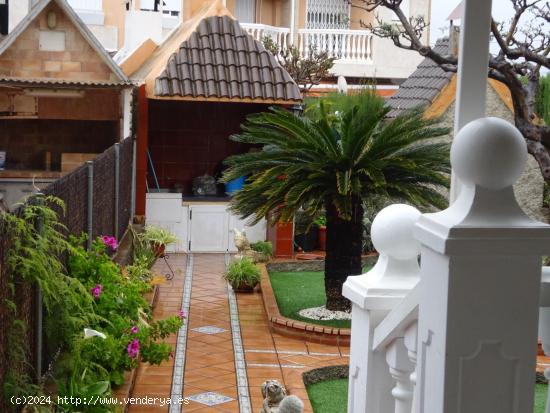 EXCELENTE CASA ADOSADA CON GARAJE Y JARDIN EN ZONA CARIÑENA - CASTELLON