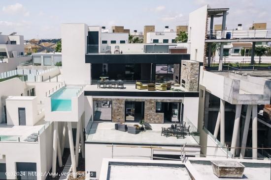 Villa de diseño con una superficie total de 250 metros cuadrados con vistas a Guardamar y al mar - 