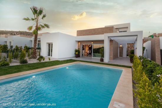 VILLA CON PISCINA PRIVADA - ALICANTE