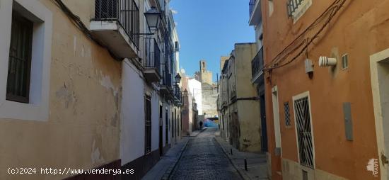  ACTIVO BANCARIO. Casa de esquina en el casco antiguo para REFORMAR - BADAJOZ 