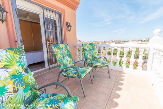 BONITA VILLA CON PISCINA PRIVADA EN LOS PACOS - MALAGA