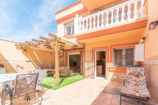 BONITA VILLA CON PISCINA PRIVADA EN LOS PACOS - MALAGA