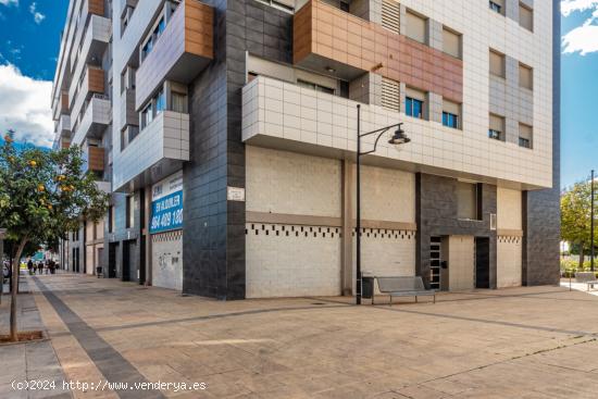 AMPLIO LOCAL DIAFANO  DE 235 M² A TRES FACHADAS Y DOBLE ALTURA EN HERMANOS BOU - CASTELLON