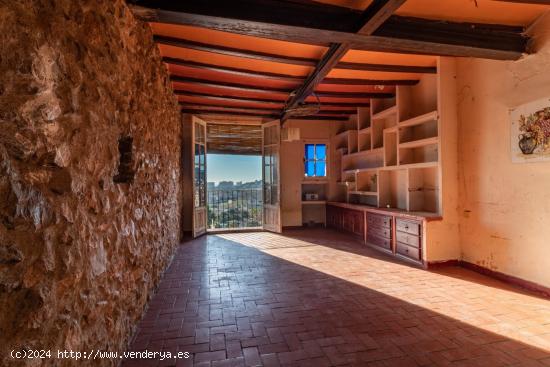 CASA DE PUEBLO ENTRE MEDIANERAS CON CUATRO DORMITORIOS Y AMPLIA TERRAZA - CASTELLON