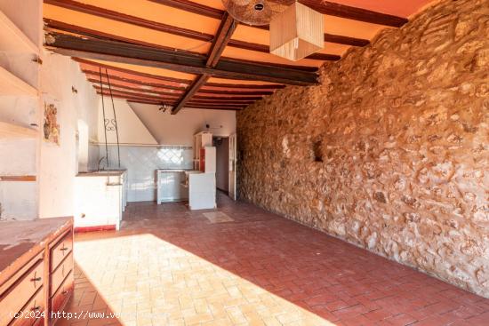 CASA DE PUEBLO ENTRE MEDIANERAS CON CUATRO DORMITORIOS Y AMPLIA TERRAZA - CASTELLON