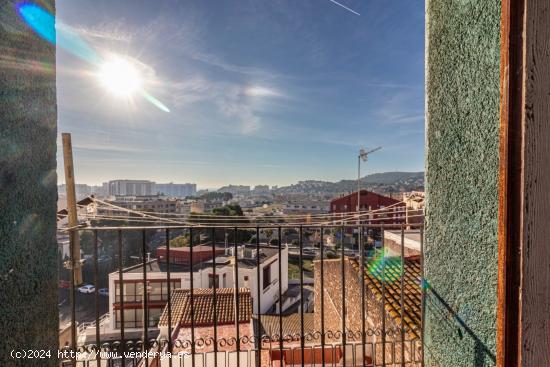 CASA DE PUEBLO ENTRE MEDIANERAS CON CUATRO DORMITORIOS Y AMPLIA TERRAZA - CASTELLON