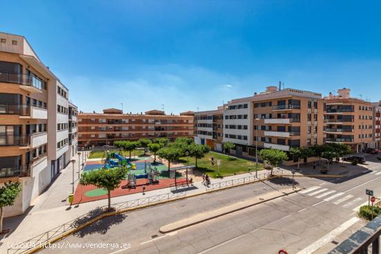 PISO AMPLIO CON CUATRO DORMITORIOS Y BALCÓN FRENTE A PARQUE PÚBLICO - CASTELLON