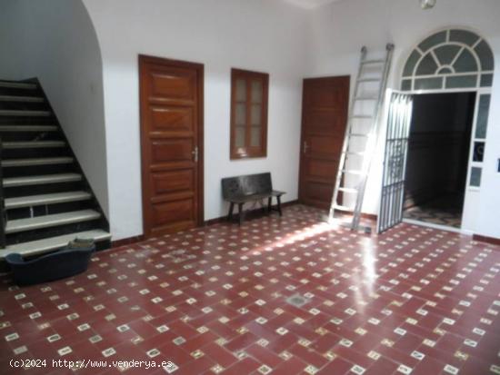 VENTA DE CASA EN EL CENTRO DE TOCINA (SEVILLA) - SEVILLA