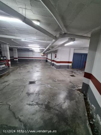 2 Plazas de garaje en la misma zona, en Calle Manuel Ramón Alarcon - SEVILLA