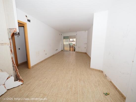 SE VENDE PISO CON PATIO EN SANT MARTI SARROCA - BARCELONA