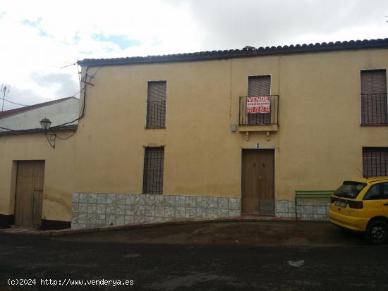 CASA Y COCHERA CON 1000 M2 DE SUPERFICIE - CORDOBA