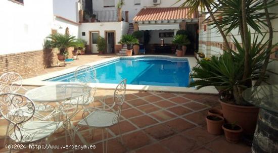  FANTÁSTICA VIVIENDA CON PISCINA - CORDOBA 