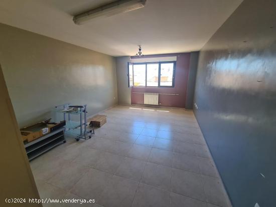 SE VENDE APARTAMENTO VPO, COCINA, SALÓN, 2 HAB., BAÑO, TRASTERO Y PLAZA DE GARAJE. - LEON