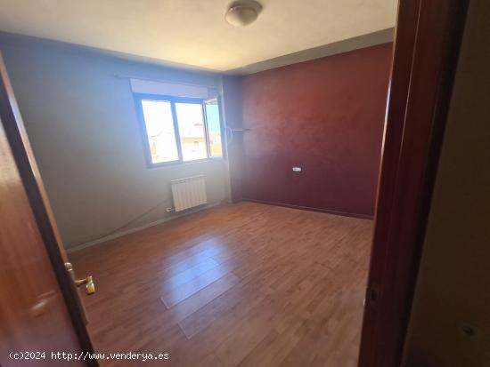 SE VENDE APARTAMENTO VPO, COCINA, SALÓN, 2 HAB., BAÑO, TRASTERO Y PLAZA DE GARAJE. - LEON