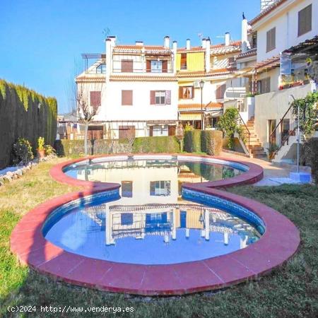 Bonita vivienda adosada en urbanización con piscina comunitaria, situada en el Barrio de Monachil. 