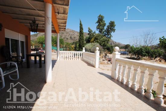 IMPRESIONANTE CHALET CON GARAJE, TERRAZA, TRASTERO Y PARCELA - VALENCIA