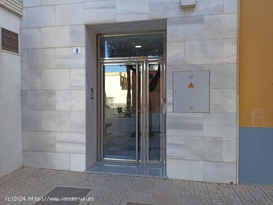 Luminoso ático de 3 dormitorios zona Plaza de la Biblioteca - ALMERIA