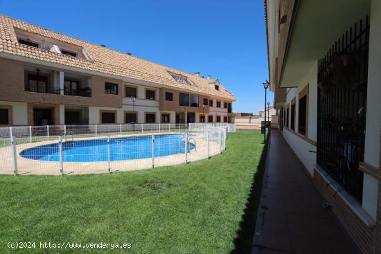 PISO PARA ENTRAR A VIVIR CON 3 DORMITORIOS, 2 BAÑOS, TERRAZA, GARAJE Y PISCINA COMUNITARIA - TOLEDO