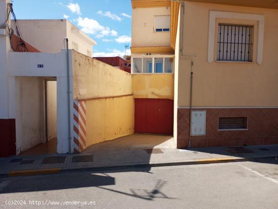 VENTA DE CASA ADOSADA EN LA LINEA. - CADIZ