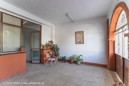 CASA ADOSADA MUY ESPACIOSA, CON PATIO Y TERRAZA - MALAGA