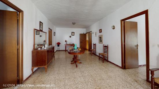 CASA ADOSADA MUY ESPACIOSA, CON PATIO Y TERRAZA - MALAGA