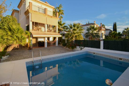 IMPRESIONANTE CHALET EN URBANIZACIÓN CADIMA (ALHENDÍN) - GRANADA