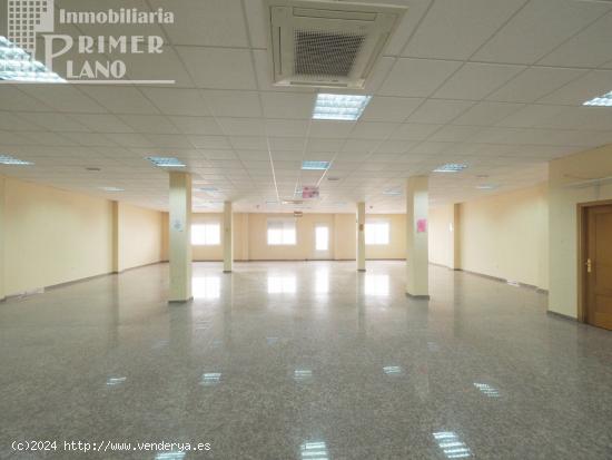 *¡OFERTA! Local comercial en venta y alquiler en c/Socuellamos, 450m2 en perfecto estado y diáfano