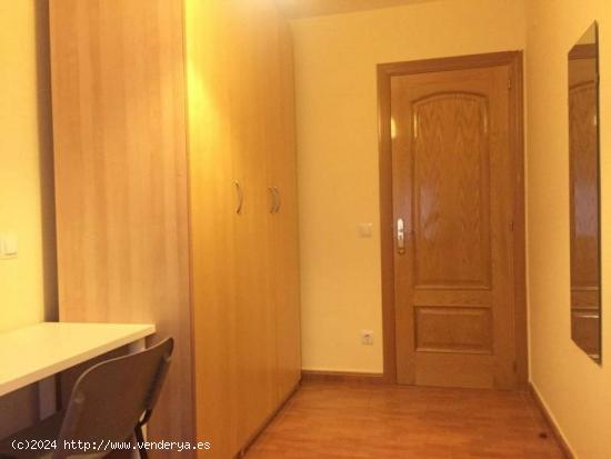  Relajante habitación con escritorio en un apartamento de 5 habitaciones, Villaverde - MADRID 