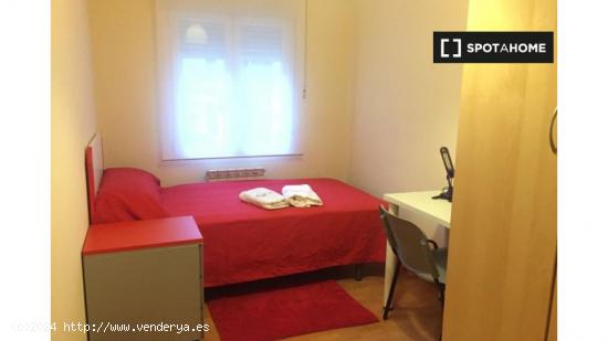 Relajante habitación con escritorio en un apartamento de 5 habitaciones, Villaverde - MADRID